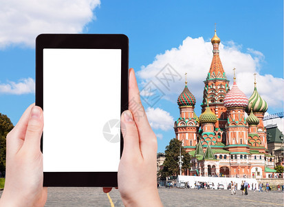 旅行概念手持平板电脑切出屏幕莫斯科红广场Pokrovsky大教堂背景图片