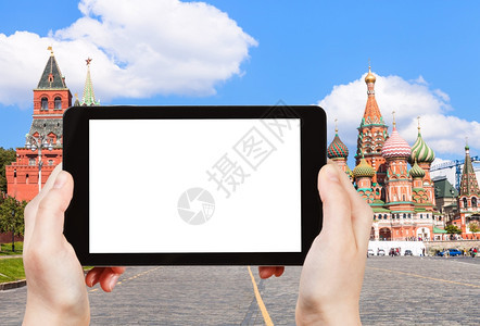 旅行概念手持平板电脑切除屏和Vasilevsky与Pokrovsky大教堂在背景上的红广场后裔图片