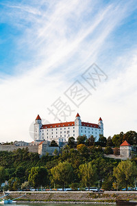 前往布拉迪斯发市布迪斯发城堡多瑙河沿岸图片