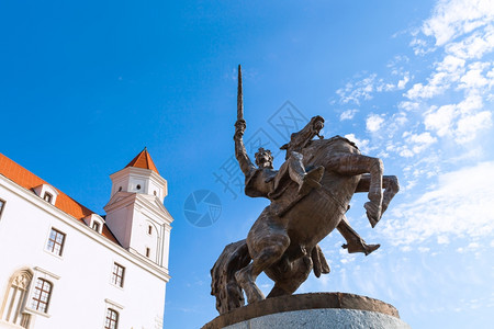 前往布拉迪斯发市布迪斯发城堡荣誉法庭上国王斯瓦托普卢克一世纪念碑图片