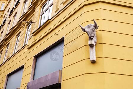 前往布尔诺市捷克布尔诺旧城镇捷克布尔诺公寓楼墙壁上的街头雕塑图片