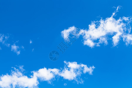 自然背景秋天蓝色空中的白云维也纳图片