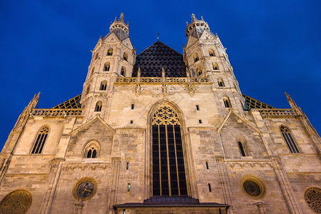 晚上前往维也纳市奥地利维也纳圣斯蒂芬大教堂圣殿外观图片