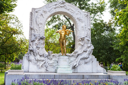 前往维也纳城市华尔兹国王的金铜像前视镜约翰施特劳斯的儿子位于奥地利维也纳城市公园Stadtpark城市公园图片