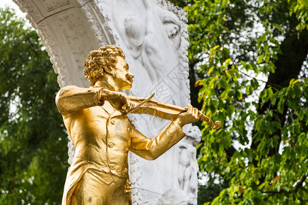 前往维也纳市金雕像JohannStrauss关闭在奥地利维也纳Stadtpark城市公园图片