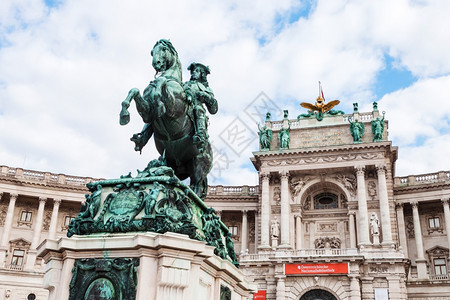 前往维也纳城市奥地利维也纳霍夫堡宫HaveburgHeltenplatz和NeueBurg外墙的Savoy王子Eugene雕像图片