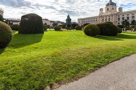 前往维也纳城市MariaTheresienPlatz绿草坪和纳图里史博物馆之景奥地利维也纳图片