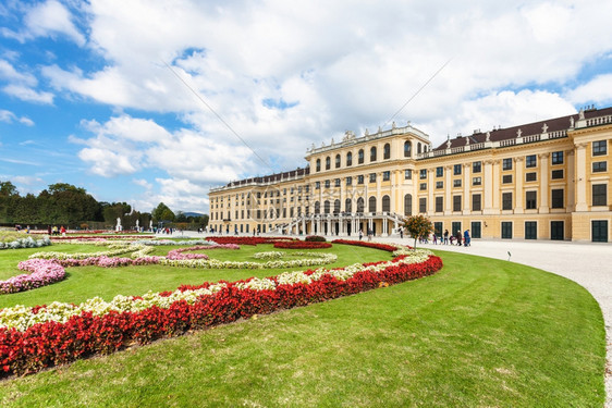 前往维也纳城市奥地利维也纳SchlossSchonbrunn宫殿花园草坪图片
