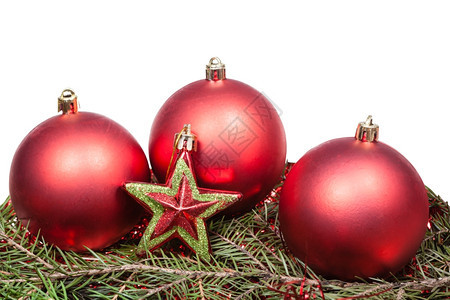 绿色firtree树枝上的红星和圣诞露珠白底隔离在色背景上图片