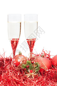 两杯闪亮的葡萄酒和红圣诞装饰的天使图片