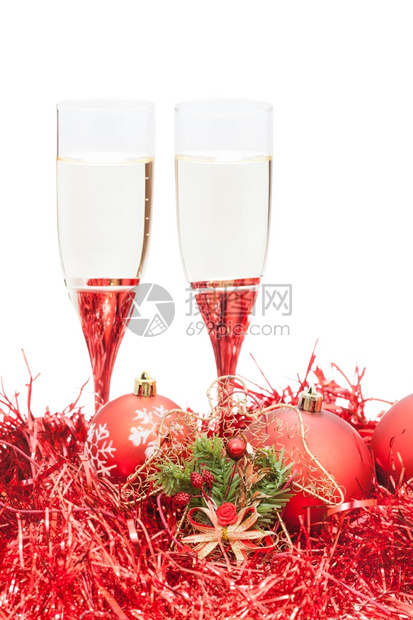 两杯闪亮的葡萄酒和红圣诞装饰的天使图片