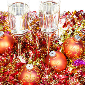 圣诞静生命两杯香槟橙色X马装饰白背景图片