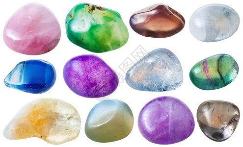 天然矿物宝石由12个蓝粉红紫黄色绿透明白背景孤立的宝石构成图片