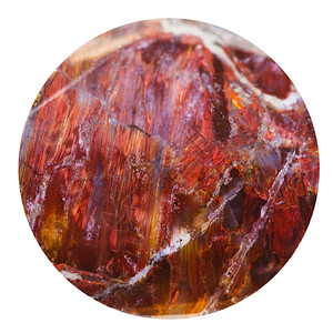 红色太阳石的圆珠天然矿物宝石白底孤立于图片