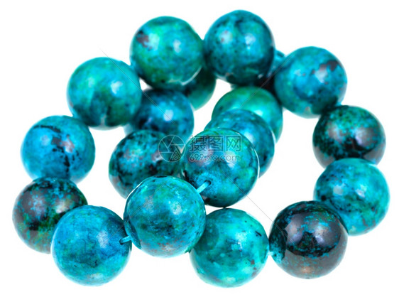 天然矿物宝石的珠白底孤立的蓝晶球图片