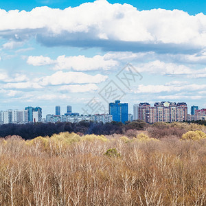 俄罗斯莫科春日阳光和城市在乌云下照亮图片