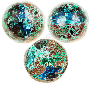 天然矿物石的大型来自Chrysocolla的3个球白色背景上孤立的杯石宝图片