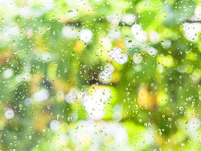 乡村住宅的窗和夏季日背景的模糊葡萄园雨滴图片