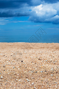 前景焦点雪莱和沙滩特写和深蓝色雨云在海上亚速海海岸线Temryuk湾Golubitskaya度假村塔曼半岛库班俄罗斯图片