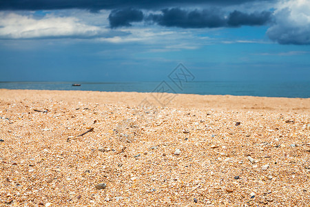 前景焦点沙滩和深蓝色雨云覆盖海面的景色亚速海海岸线Temryuk湾Golubitskaya度假村塔曼半岛库班俄罗斯图片