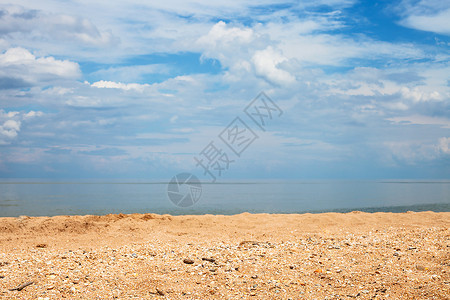 前景焦点沙滩和雪莱海滩以及海面上的白云亚速海海岸线Temryuk湾Golubitskaya度假村塔曼半岛库班俄罗斯图片