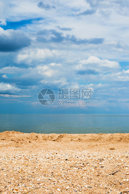 前景焦点沙滩和贝壳海滩和海上的深蓝色云层亚速海海岸线Temryuk湾Golubitskaya度假村塔曼半岛库班俄罗斯图片