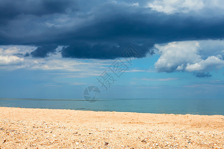 前景焦点沙滩和深蓝色雨云覆盖海面的景观亚速海海岸线Temryuk湾Golubitskaya度假村塔曼半岛库班俄罗斯图片