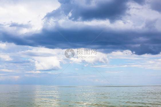自然背景俄罗斯库班塔曼半岛戈鲁比茨卡亚度假村特姆鲁克湾亚速海上空的深蓝色雨云图片