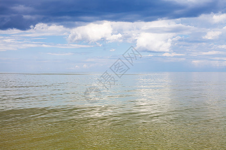 自然背景阿佐夫海平静的绿水和白云雨的蓝天Temryuk湾Golubitskaya度假胜地Taman半岛俄罗斯库班图片