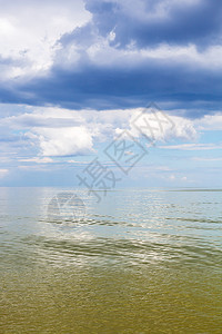 自然垂直背景阿佐夫海水景绿平静蓝天空白云和雨Temryuk湾Golubitskaya度假胜地俄罗斯库班塔曼半岛图片