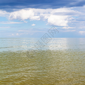 Azov海景绿水平静蓝天空白云和雨Temryuk湾Golubitskaya度假胜地俄罗斯库班塔曼半岛图片