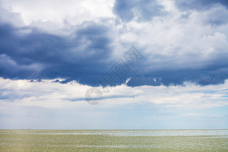 俄罗斯库班塔曼半岛戈鲁比茨卡亚度假胜地特姆鲁克湾亚速海上空的深蓝色风暴云图片