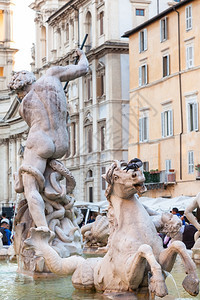 前往意大利旅行罗马市纳沃广场上的FontanadelNettuno海王星雕像图片