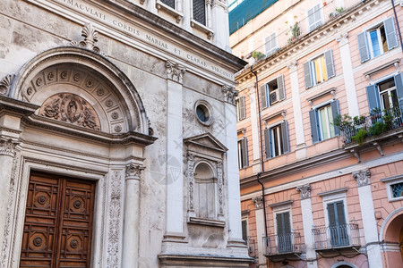 前往意大利罗马市圣基亚拉广场教堂门图片