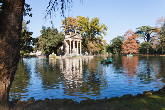 前往意大利秋天在罗马市VillaBorghese公共花园Aesculapius寺附近的池塘上行走步船图片