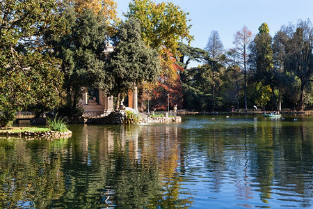 前往意大利秋季在罗马市VillaBorghese公共花园的Aesculadius池塘和装饰寺庙图片