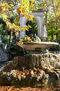 前往意大利秋天在罗马市VillaBorghese公共花园喷泉图片