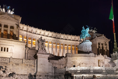 晚上在罗马市前往意大利AltaredellaPatria祖国阿尔塔维克托埃马纽尔二世纪念碑图片
