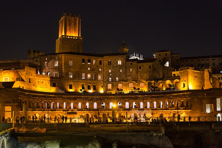 前往意大利特拉扬论坛的TrajanTrajan市场深夜在罗马市古论坛图片