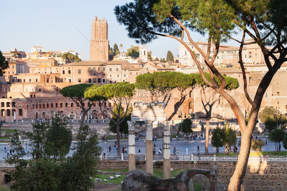 前往意大利的旅程观察凯撒的论坛在罗马市古论坛的特拉詹图片