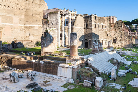 前往意大利旅行罗马市古论坛的奥古斯都和内尔瓦火星乌尔托圣殿的废墟图片