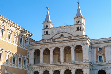 前往意大利贝内迪齐奥尼凉廊耳堂正面的S拉特拉诺的乔瓦尼钟楼和罗马城的拉特兰宫图片