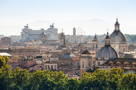前往意大利在罗马市古城中心的上空位于圣天使城堡的首都山边图片