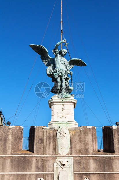 前往意大利罗马城圣天使堡顶的大天使迈克尔雕像图片