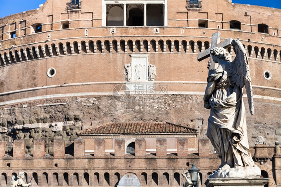 前往意大利罗马市圣天使城堡附近的庞特圣安吉洛桥上的天使雕像图片