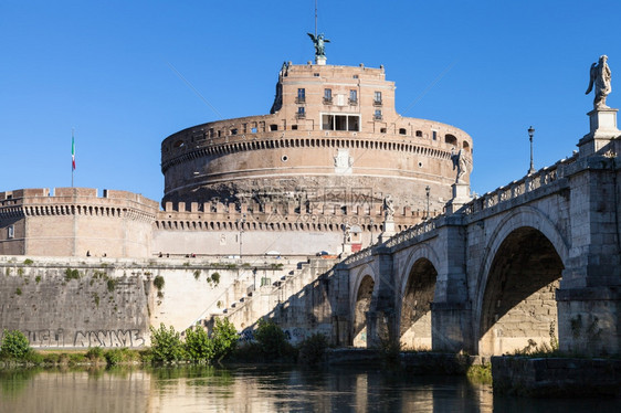 前往意大利CastelSantAngelo神圣天使之城哈德里安的Mausoleum和罗马市位于蒂贝尔河滨的圣天使桥图片