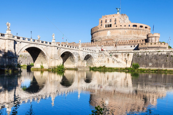 与CastelSantAngelo神圣天使之墓哈德良的Mausoleum和罗马市圣天使桥一起在阳光明媚的天从蒂贝尔河出发前往意大图片