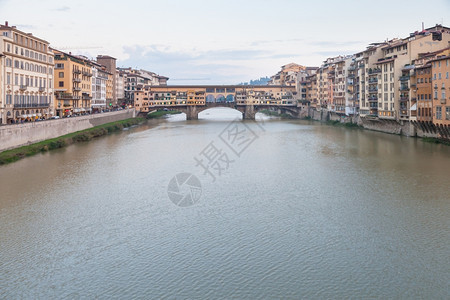 晚上黄昏在佛罗伦萨市与PonteVecchio旧桥一起前往意大利Arno河图片