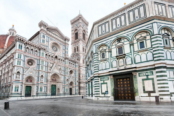 前往意大利佛罗伦萨浸礼会圣约翰和和Duomo大教堂圣玛丽亚德尔菲奥雷与Giotto的坎帕尼莱一起上午在圣乔瓦尼广场图片