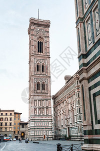 从佛罗伦萨市Duomo广场前往意大利的Giotto坎帕尼莱GiottosCampanile图片